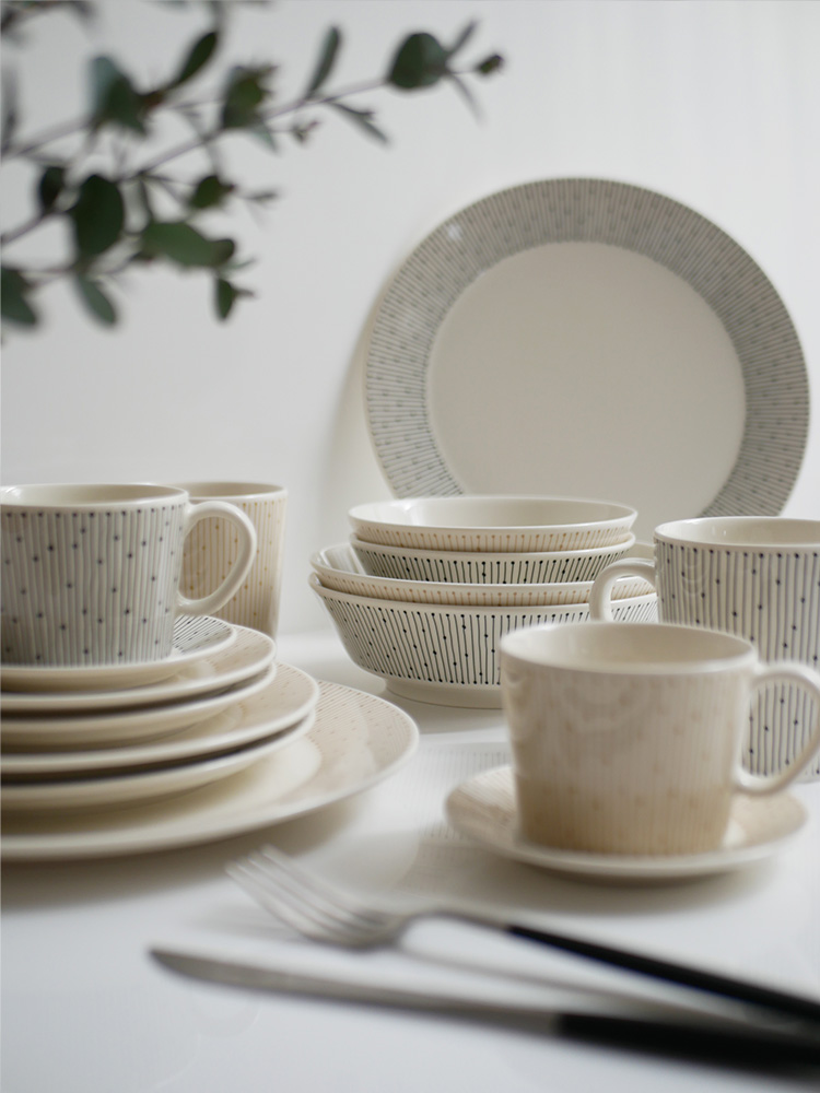 アラビア製マイニオ カップ＆ソーサーの磁器食器セット。ベージュのバックスタンプ入り。