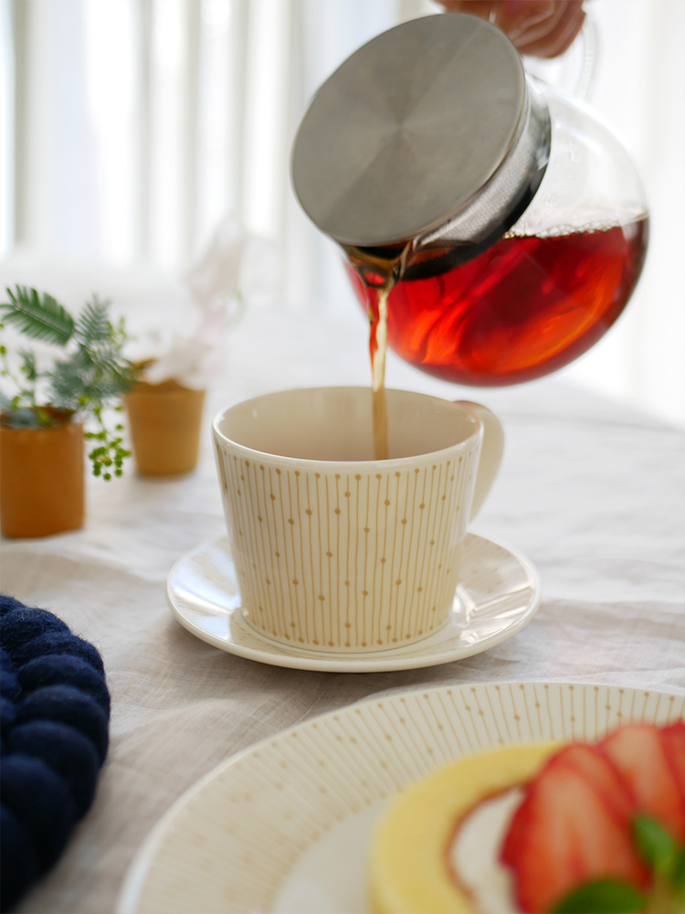 アラビアのマイニオシリーズ磁器製カップとソーサーのセット、ベージュ色で150周年記念バックスタンプ入り