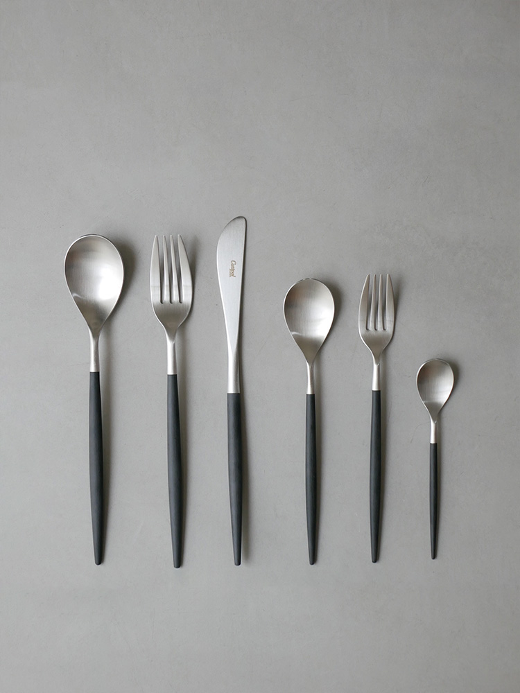 クチポール製のMIOカトラリーセット。ディナーフォーク、ディナースプーン、ディナーナイフが美しく並べられたステンレス製の高級カトラリー