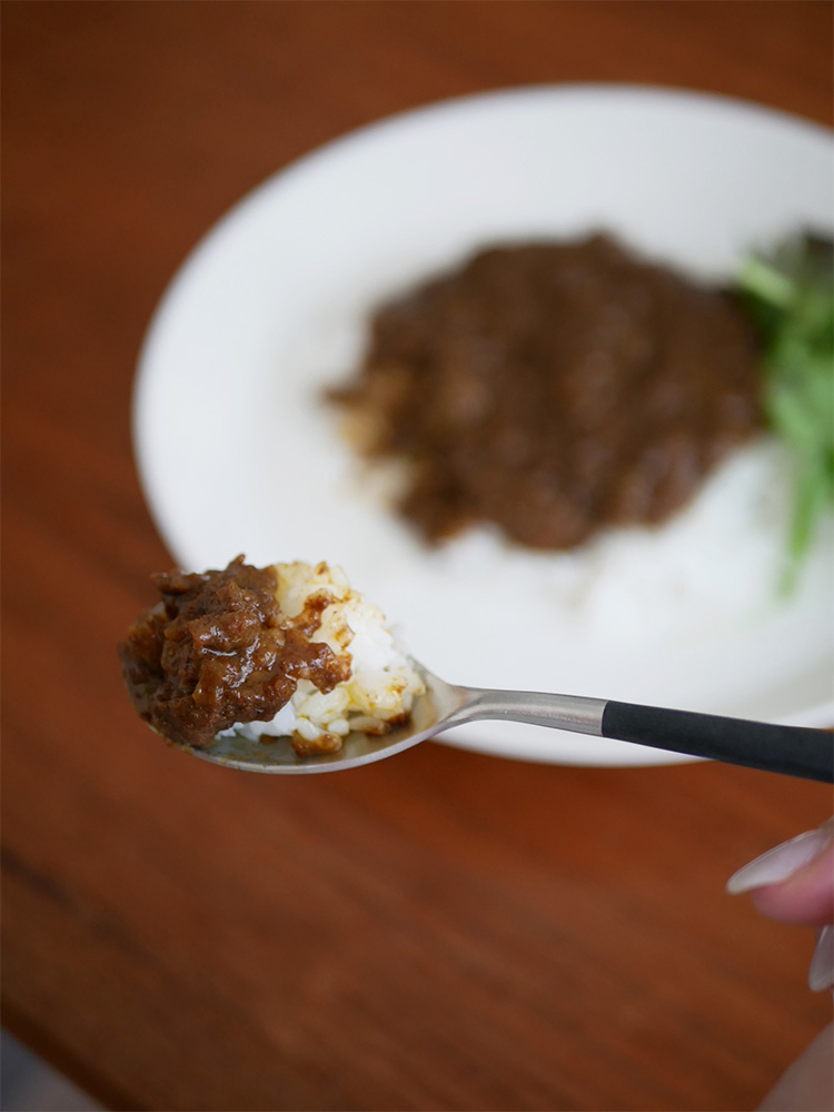 CutipolクチポールのMIOカトラリーセットがディナーフォーク、ディナースプーン、ディナーナイフと共にテーブルに美しく配置されている様子