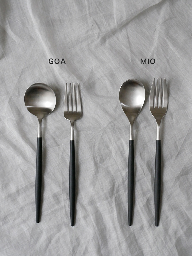 クチポールのMIOカトラリーセット。ディナーフォーク、ディナースプーン、ディナーナイフが整然と並べられています