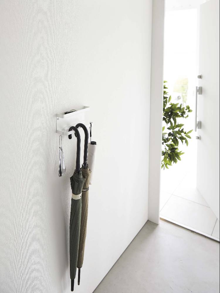 スマート石こうボード対応の銀色スチール製トレー付きアンブレラホルダーが壁に取り付けられている様子