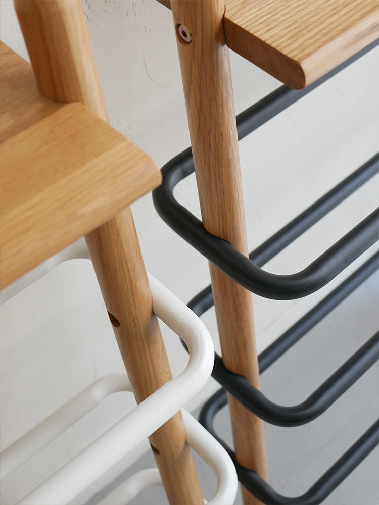 オーク無垢材とスチール製の立て掛けシューズラック、複数の棚と木目仕上げが特徴