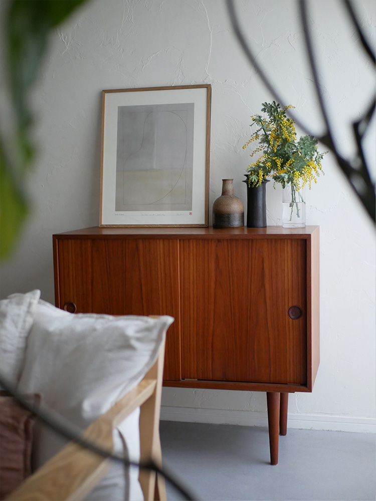 オーク材とアクリル板を使用したMOEBE FRAME 50×70cmのキャビネット、引き出しとサイドボードを備えた家具