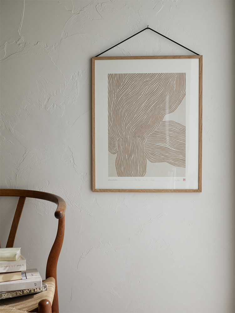 ブラウンの写真立てに入ったHEIN STUDIOのアートポスター