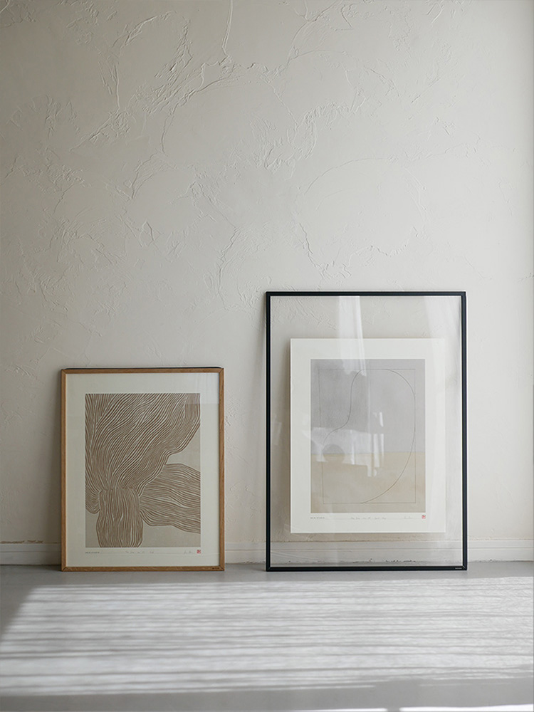 HEIN STUDIOのブラウン色を基調としたモダンアートポスター。写真フレームに入った静物写真スタイルで、サイズは約W40×H50cm。デンマーク製