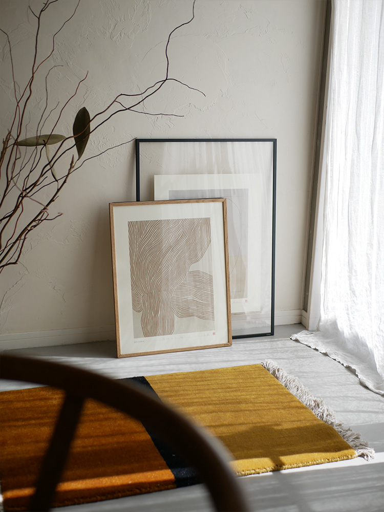 ハインスタジオ製デンマーク産モダンアートポスター、ブラウンとグレーの自然素材木製フレームに入った静物写真