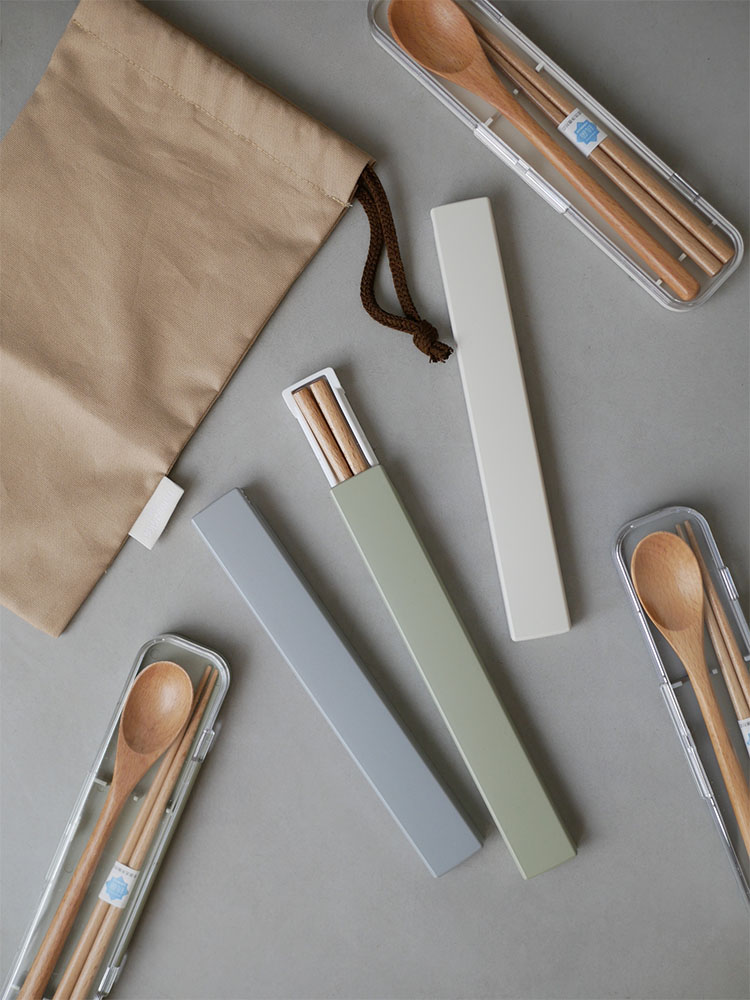 TAKENAKA JAPANのtutuシリーズランチボックス、箸セット、スプーン、ペンなどのオフィスおよびキッチン用品が並んだ画像