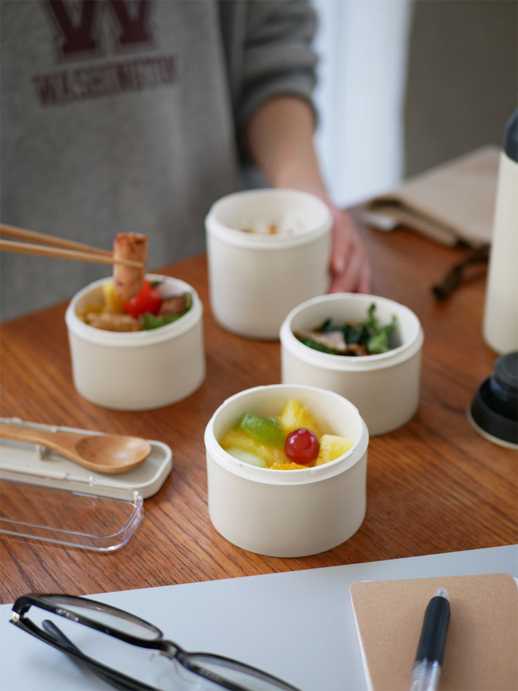 タケナカジャパンのtutuランチボックスと食器、蓋付き容器に果物が並ぶキッチン用品の写真