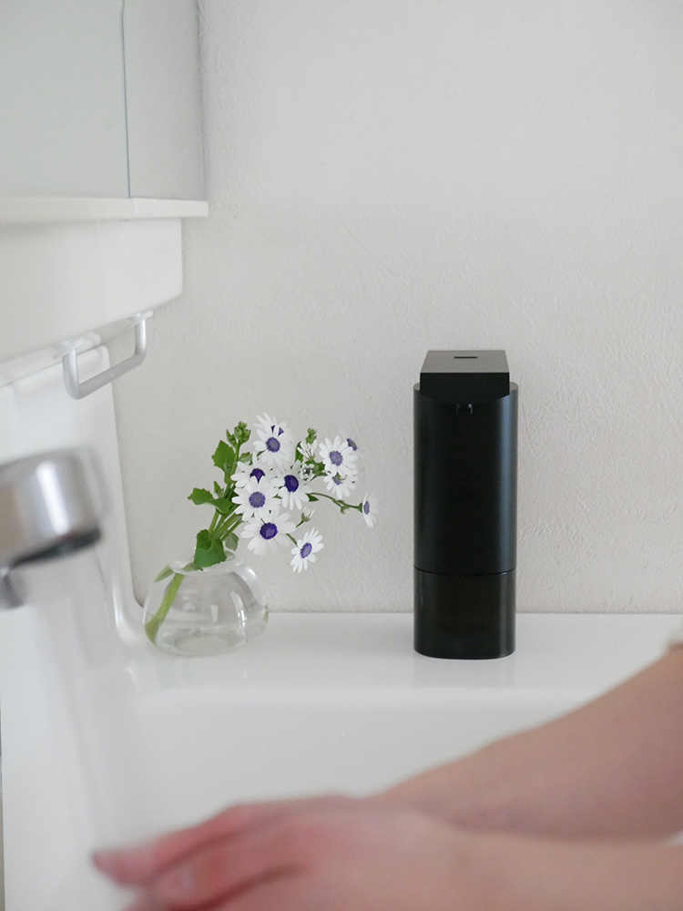 シンクの上に置かれた白色のプラスマイナスゼロ オートディスペンサー。アルコールや泡を自動で吐出するプラスチック製のホームアプライアンス