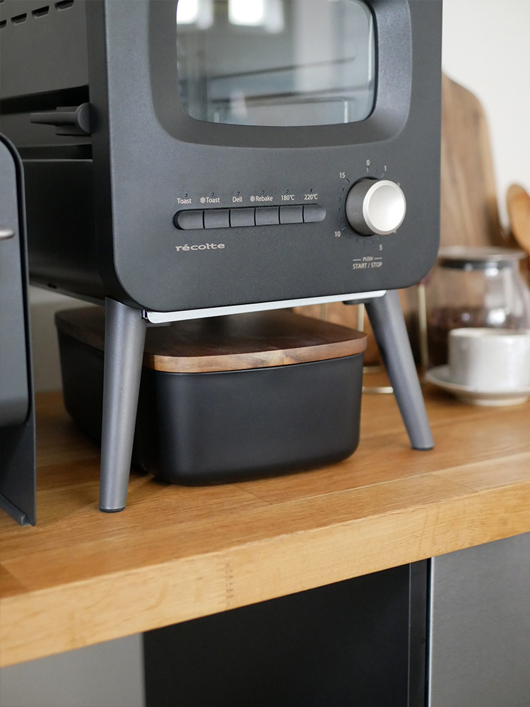 récolte（レコルト）スライドラックトースターの正面画像。クリームホワイトとブラックのモデルがスチールとガラス素材で並び、スライドラックや付属トレイが見える