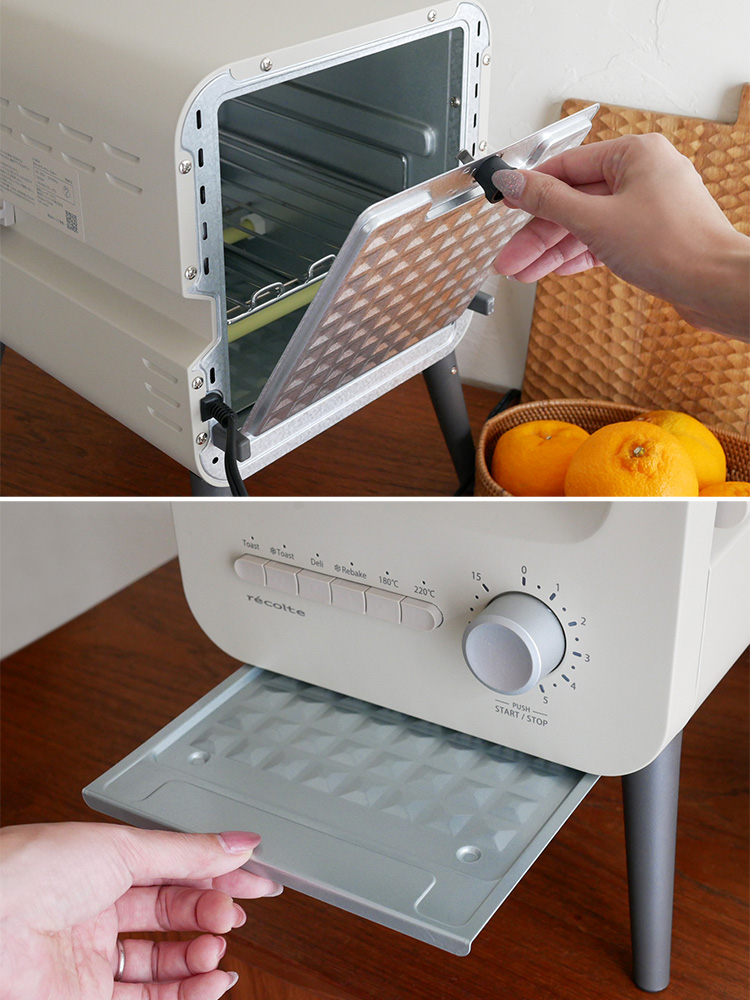 レコルトのクリームホワイトスライドラックトースターの正面画像。本体とスライドラックが見え、パンくずトレイが装備されています。