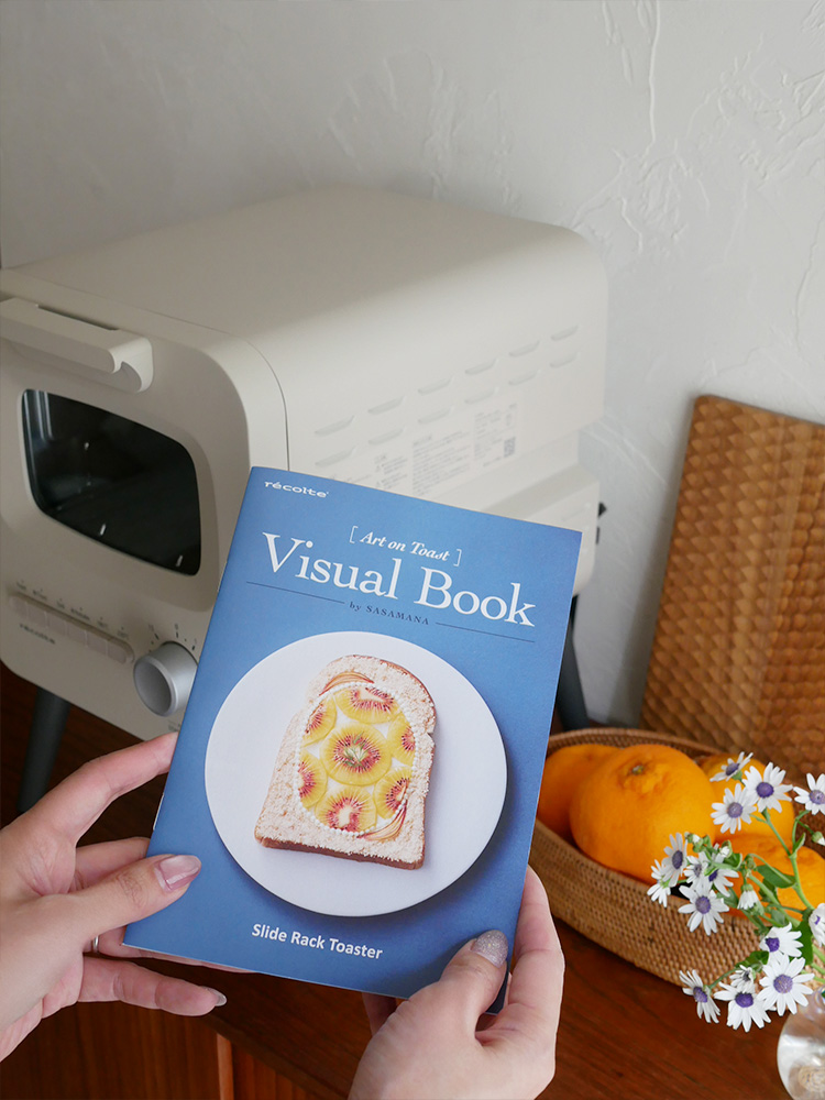 レコルト スライドラックトースター本体と付属の箱、パン、取扱説明書が並んでいる様子