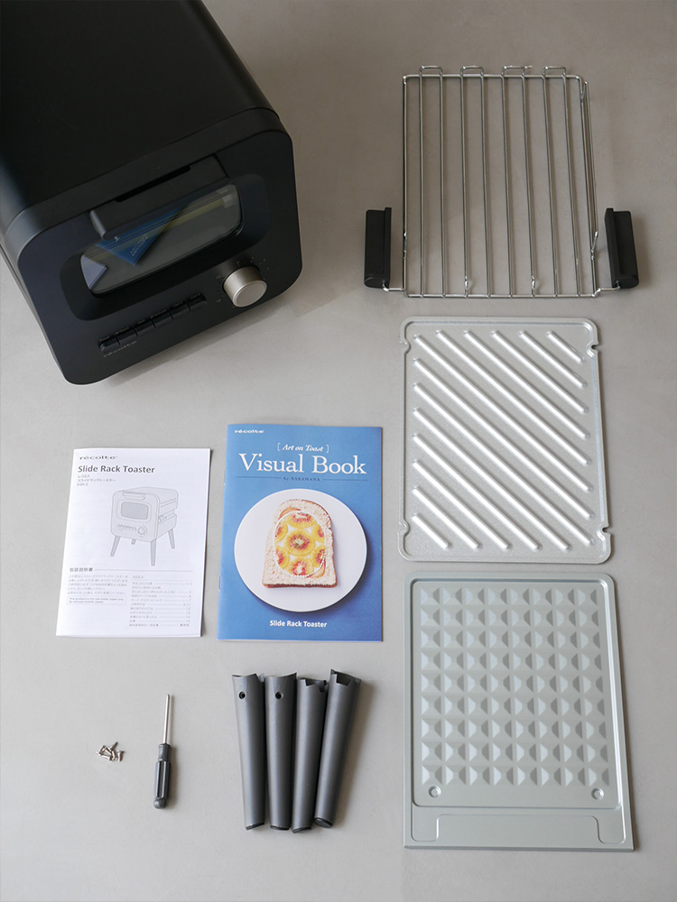 レコルト製スライドラックトースター。クリームホワイトの本体はスチールとガラスで作られ、スライドラックやトレイが付属したキッチン用小型家電。