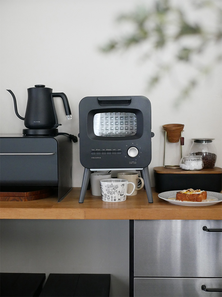 レコルト スライドラックトースター（クリームホワイト）の外観。スチールとガラスを使用したデザインで、キッチンのカウンターに置かれている小型家電