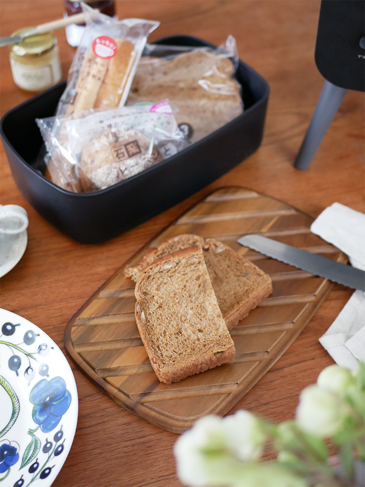 レコルトのブレッドケースに入ったパンとカッティングボード