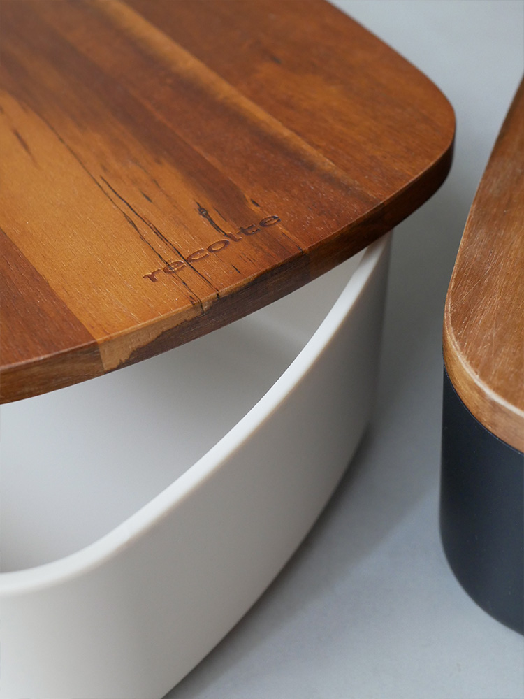 récolteレコルトのクリームホワイトブレッドケース。ABS樹脂本体と木製アカシアフタを使用したモダンなデザイン