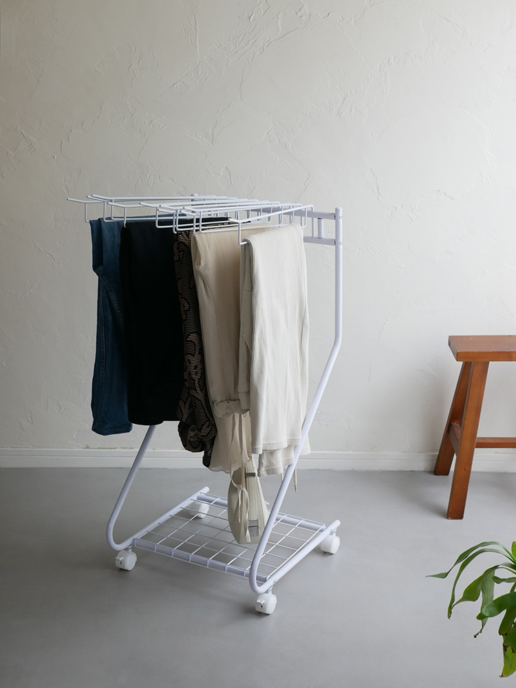 ビーワースセレクション スラックスハンガー highタイプの金属製ラック。10本掛けまたは20本掛けサイズで、洗濯かごや衣類ハンガーが付いたグレーとシルバーの家庭用洗濯用品