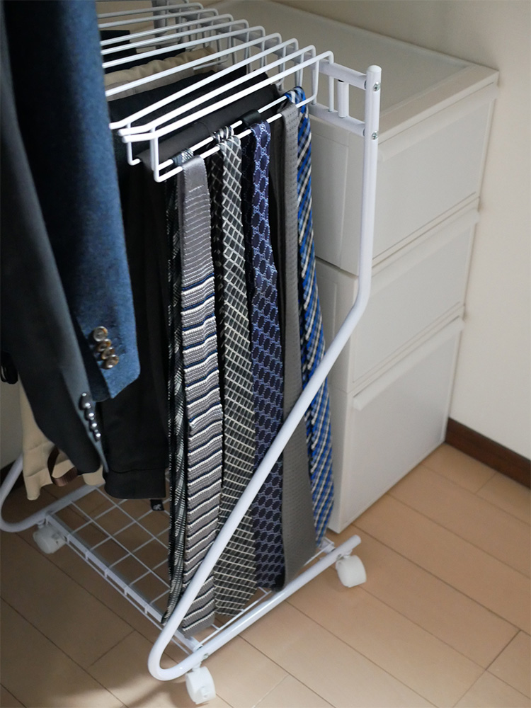 ビーワースセレクションのホワイトスチール製スラックスハンガー、10本掛けまたは20本掛け対応で網棚付きの衣類収納ラック