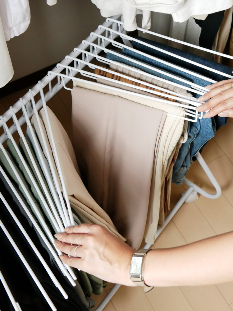 クローゼット内に整然と掛けられたシルバー色のビーワースセレクション スラックスハンガー 10本掛け