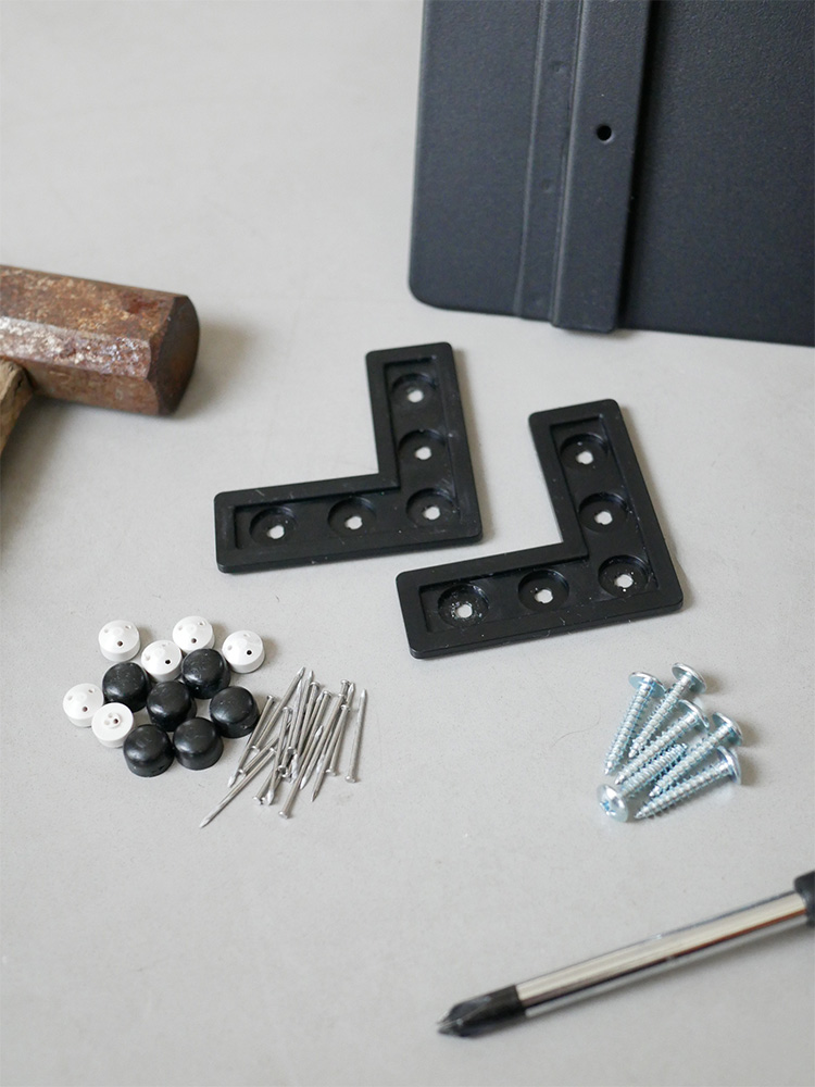 タワーシリーズのスチール製マグネット付きウォールラック。シルバーカラーで石膏ボード壁に対応し、耐荷重5kg。