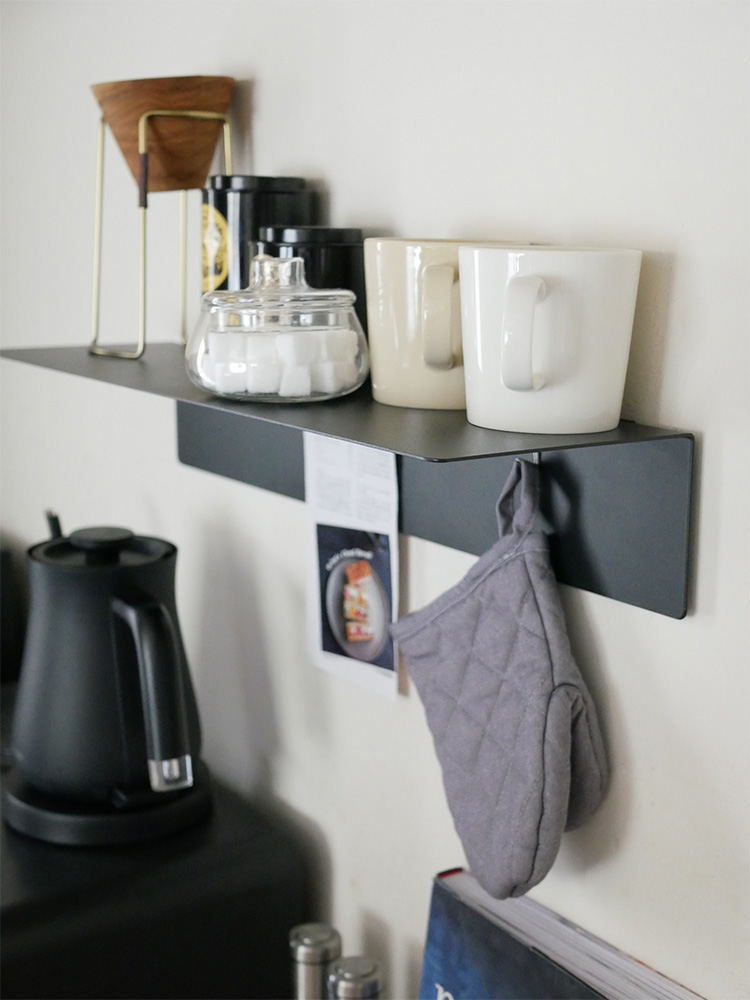 マグネット付きウォールラックに陶器のカップやマグが飾られたキッチンシェルフ
