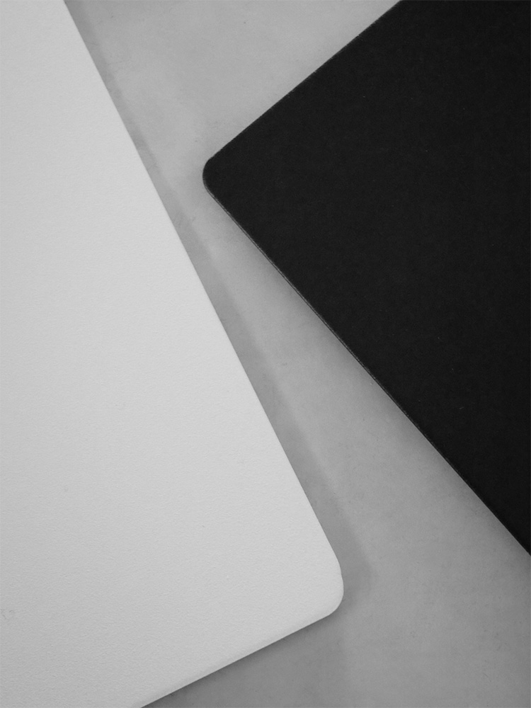 黒色のマグネット付きウォールラックが石膏ボードの壁に取り付けられているオフィス用品