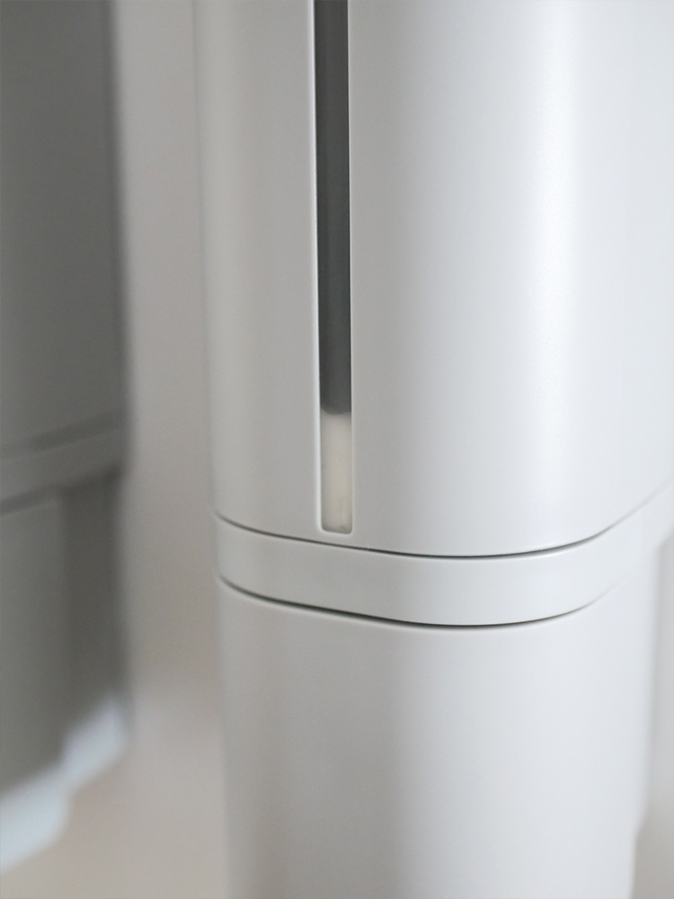 リッチェルの下から出るマグネットディスペンサーが木製の床とキッチン家電、観葉植物と共にモダンなキッチンに設置されている