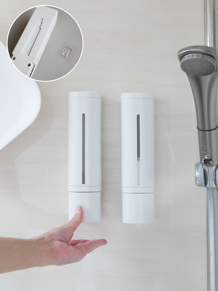 洗面所の壁に取り付けられたリッチェルの下から出るシールフックディスペンサー