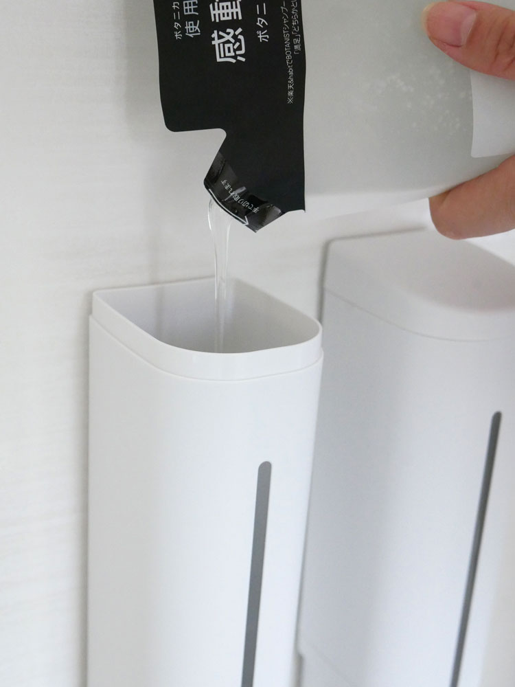 リッチェルの下から出るシールフックディスペンサー。250mlおよび500ml対応のポリプロピレン製で、壁面に簡単に取り付けられる家庭用ソープディスペンサー