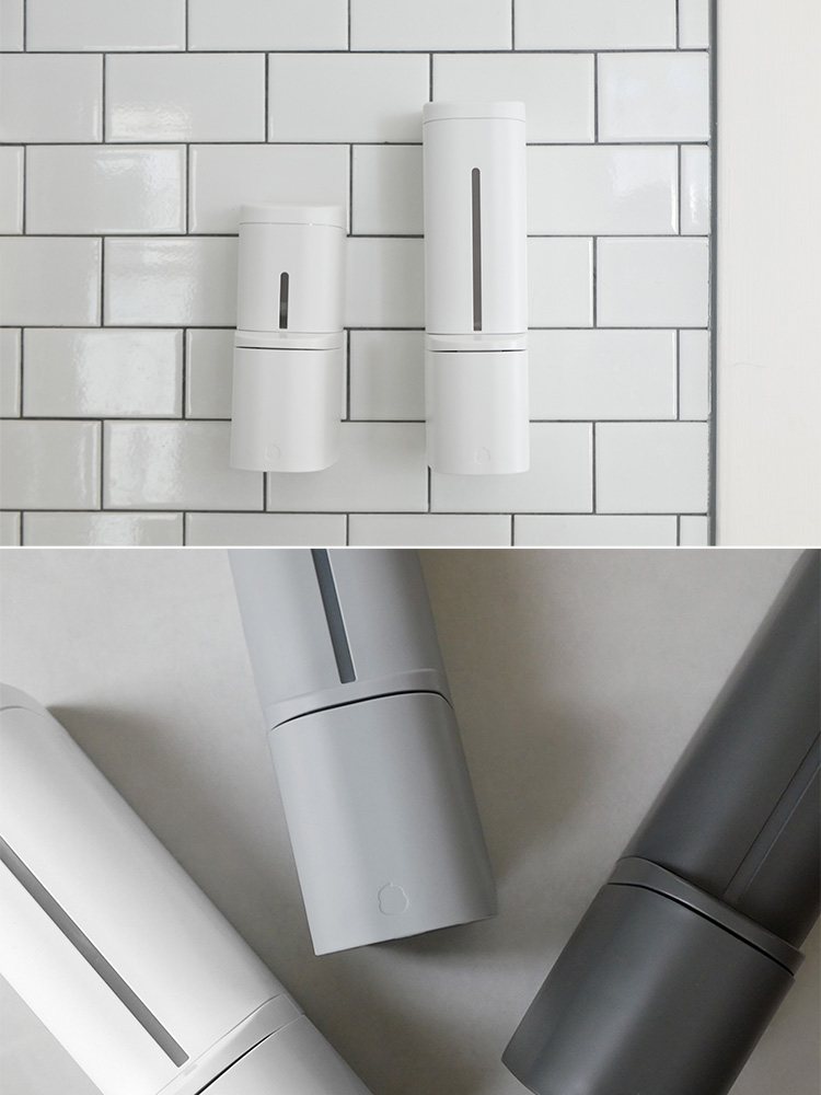 リッチェルの下から出るシールフックディスペンサーと観葉植物が並んでいる写真