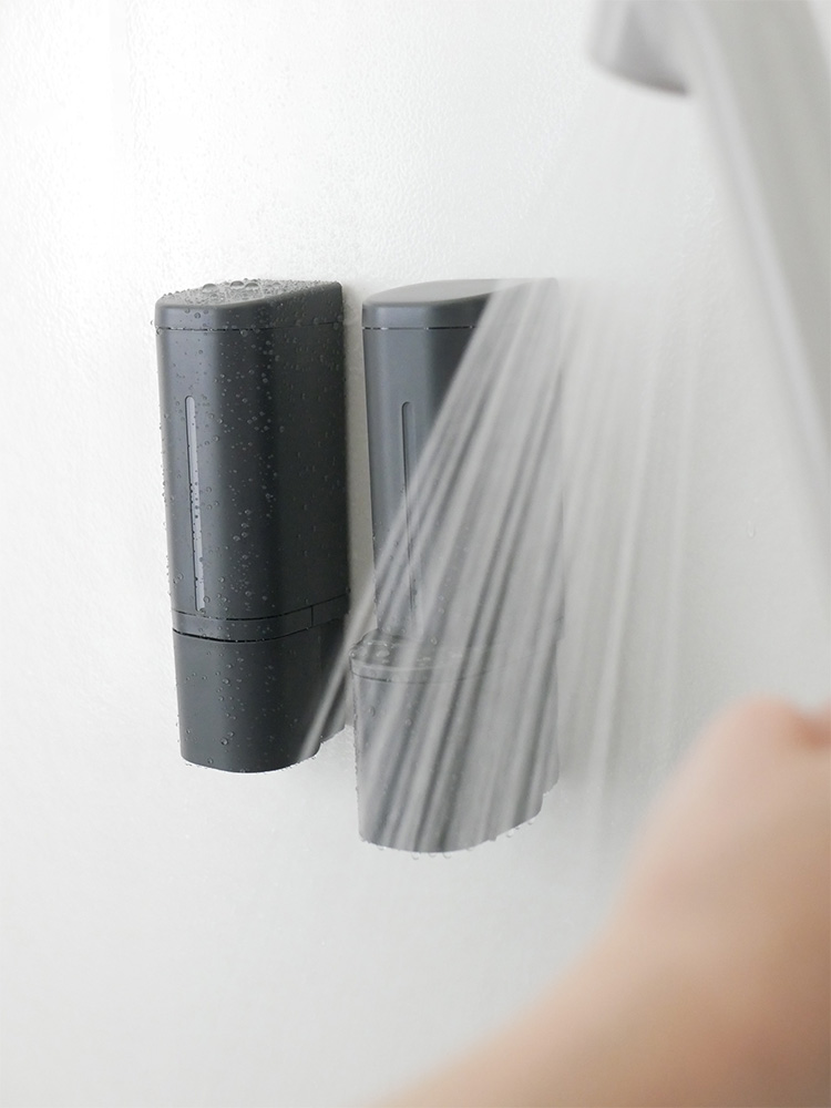 リッチェルのシールフックディスペンサー。下から液体が出るプラスチック製の円筒型ディスペンサーで、250mlと500mlの容量があります。