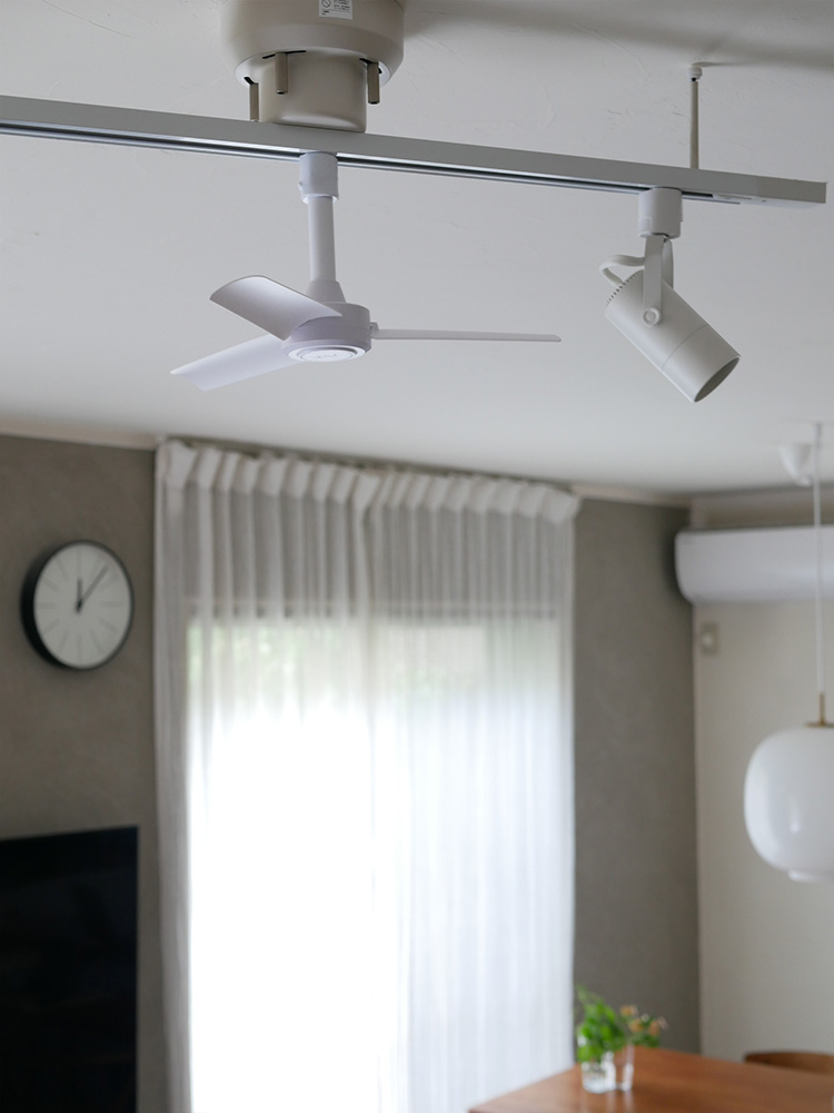 ブリッド製ダクトレール式天井ファンDCベーシックΦ40、シルバーのデザインで照明機能を備えた家庭用インテリア向けファン