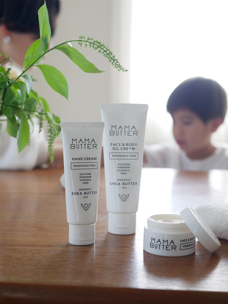 ママバターの無香料フェイス、ボディ、ハンドクリームボトルが並んだスキンケア製品の画像