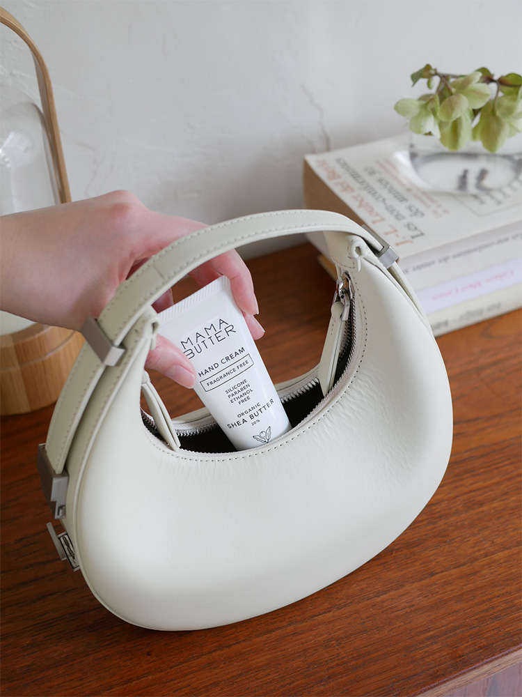 シルバー装飾が施されたレザーのホーボースタイルハンドバッグ、ショルダーストラップ付き