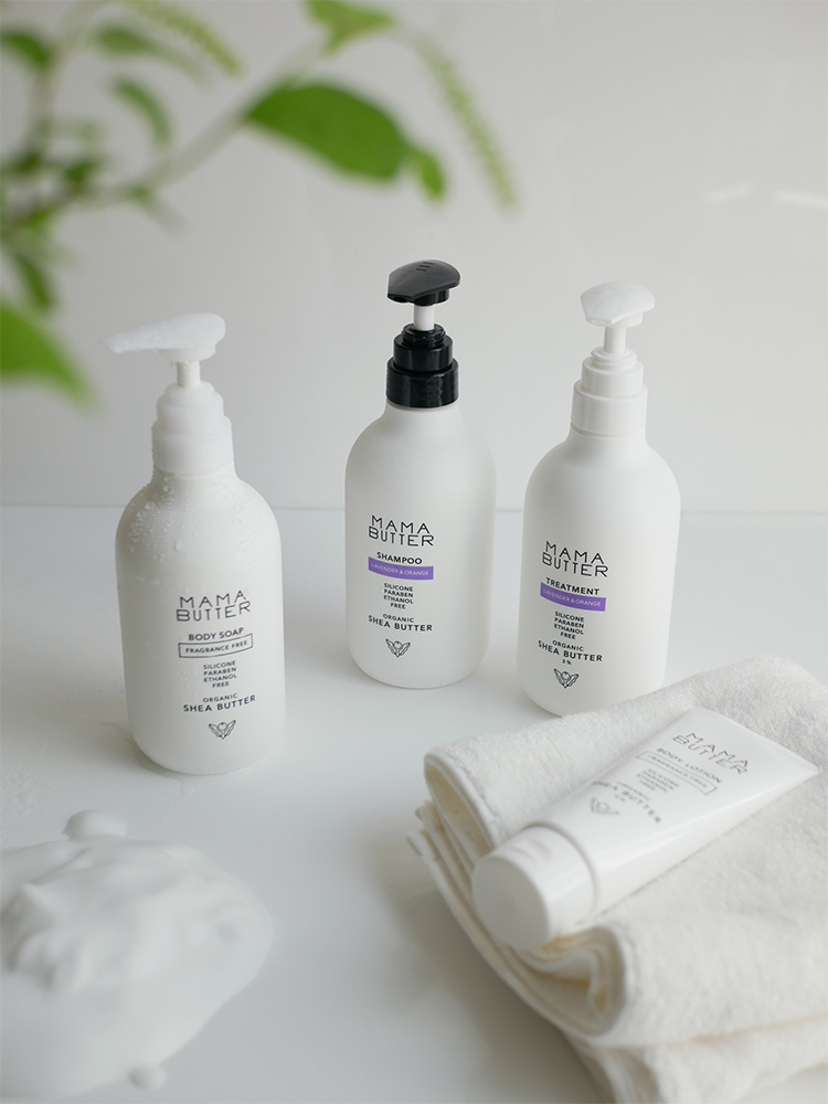 ママバターのシャンプー、トリートメント、ボディソープ、ボディローションのボトルが並んだ商品セットの画像