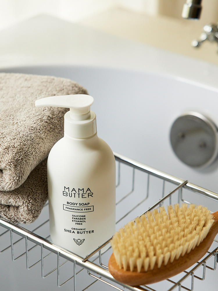 ママバターのラベンダー＆オレンジ香りシャンプー、トリートメント、無香料ボディソープ、ボディローションが並ぶパーソナルケア製品セット