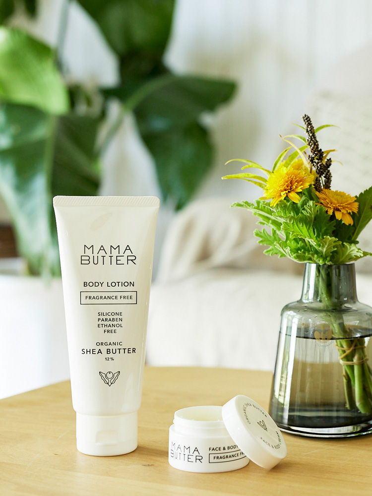 ママバターのラベンダー＆オレンジ香るシャンプー、トリートメント、無香料ボディソープ、ボディローションが並んだ製品セット