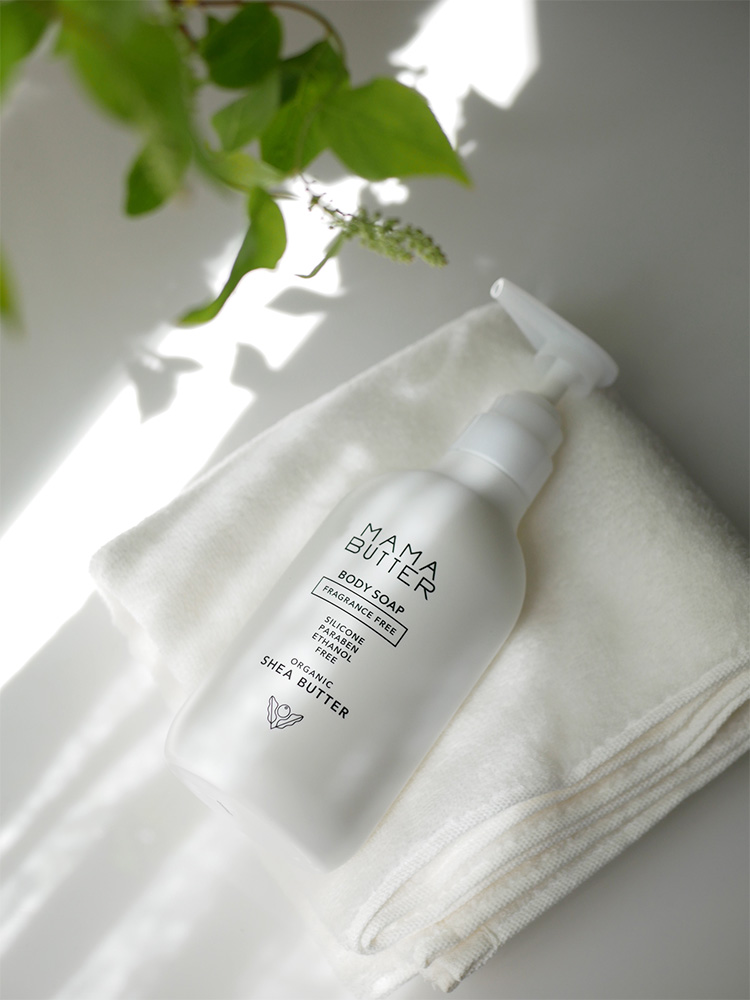 ママバターのラベンダー＆オレンジ香るシャンプー、トリートメント、無香料ボディソープ、ボディローションのボトルが並んだセット