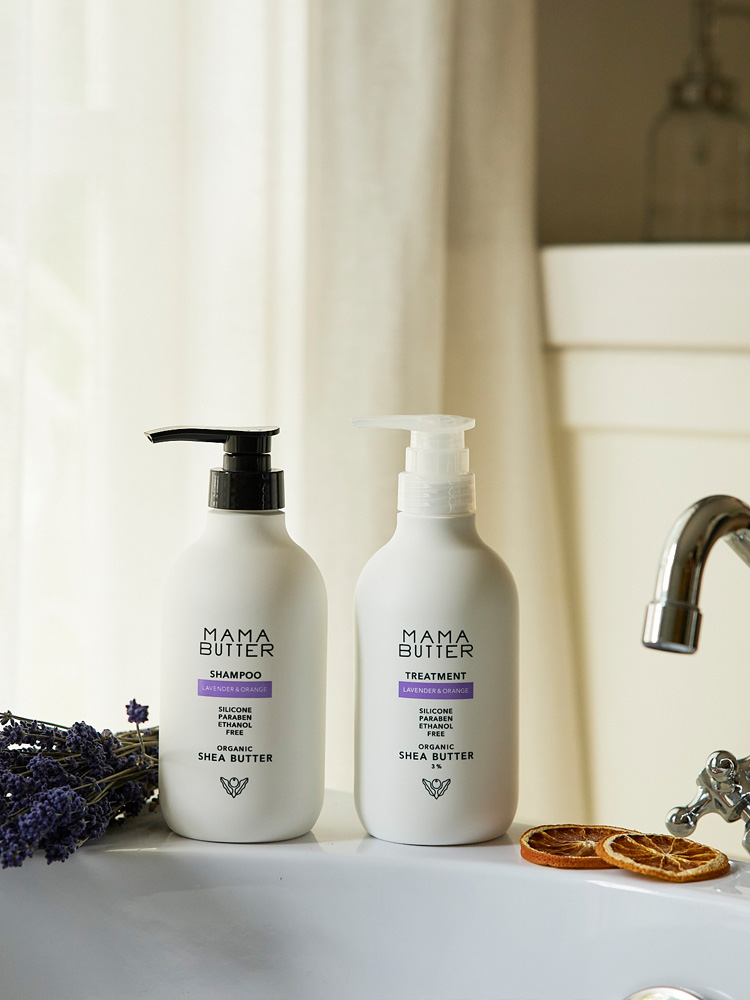 ママバターのラベンダー＆オレンジ香るシャンプー、トリートメント、ボディソープ、ボディローションのボトルが並んでいるセット写真