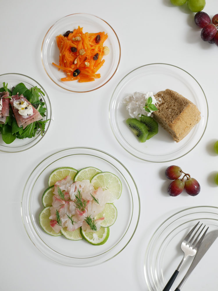 ドイツ製ホウケイ酸ガラスのトレンドグラス イエナ製ガラスプレートに美しく盛り付けられたフルーツとサラダ