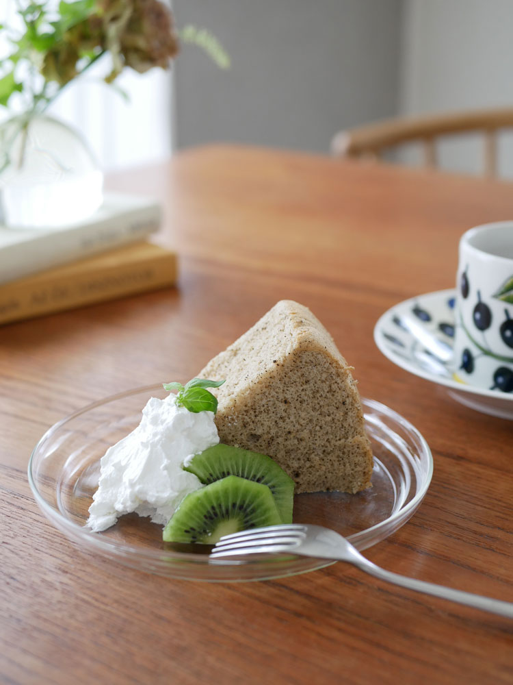 ホウケイ酸ガラス製のトレンドグラスイエナガラスタンプレにケーキとフルーツが盛られたテーブルの様子