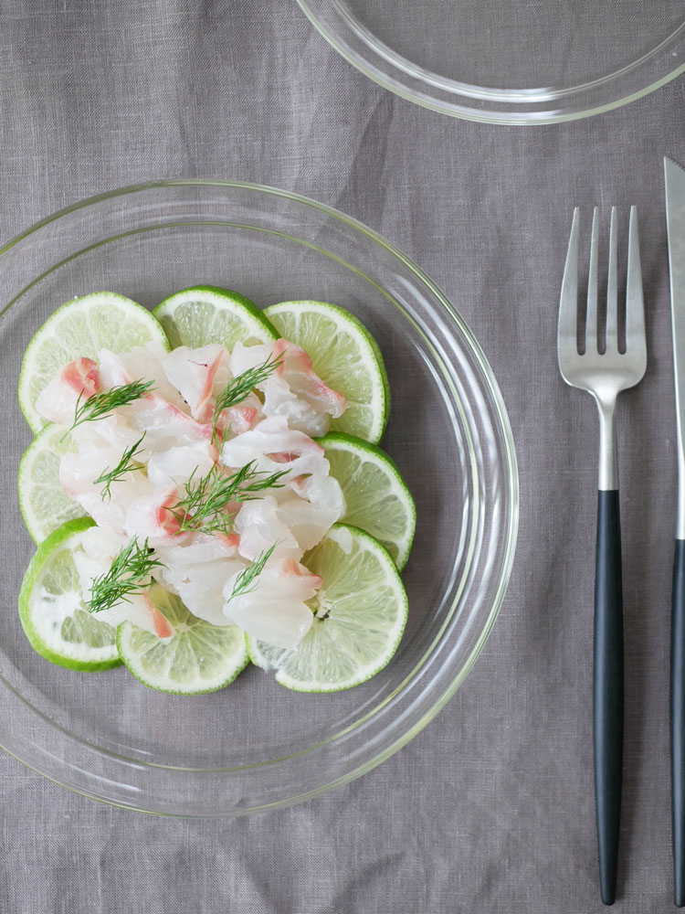 トレンドグラスイエナ製のホウケイ酸ガラスガラスプレートに新鮮なレモンが載っている