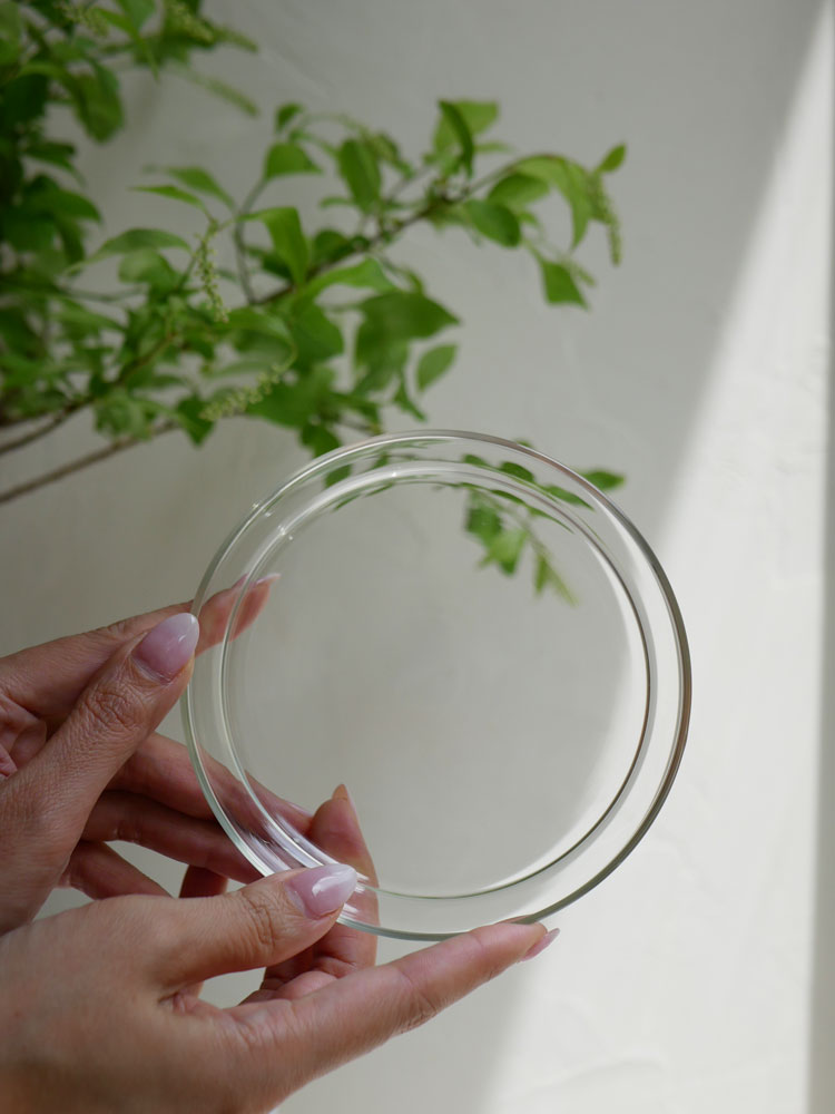 透明なガラスプレートにゼラニウムが飾られた様子