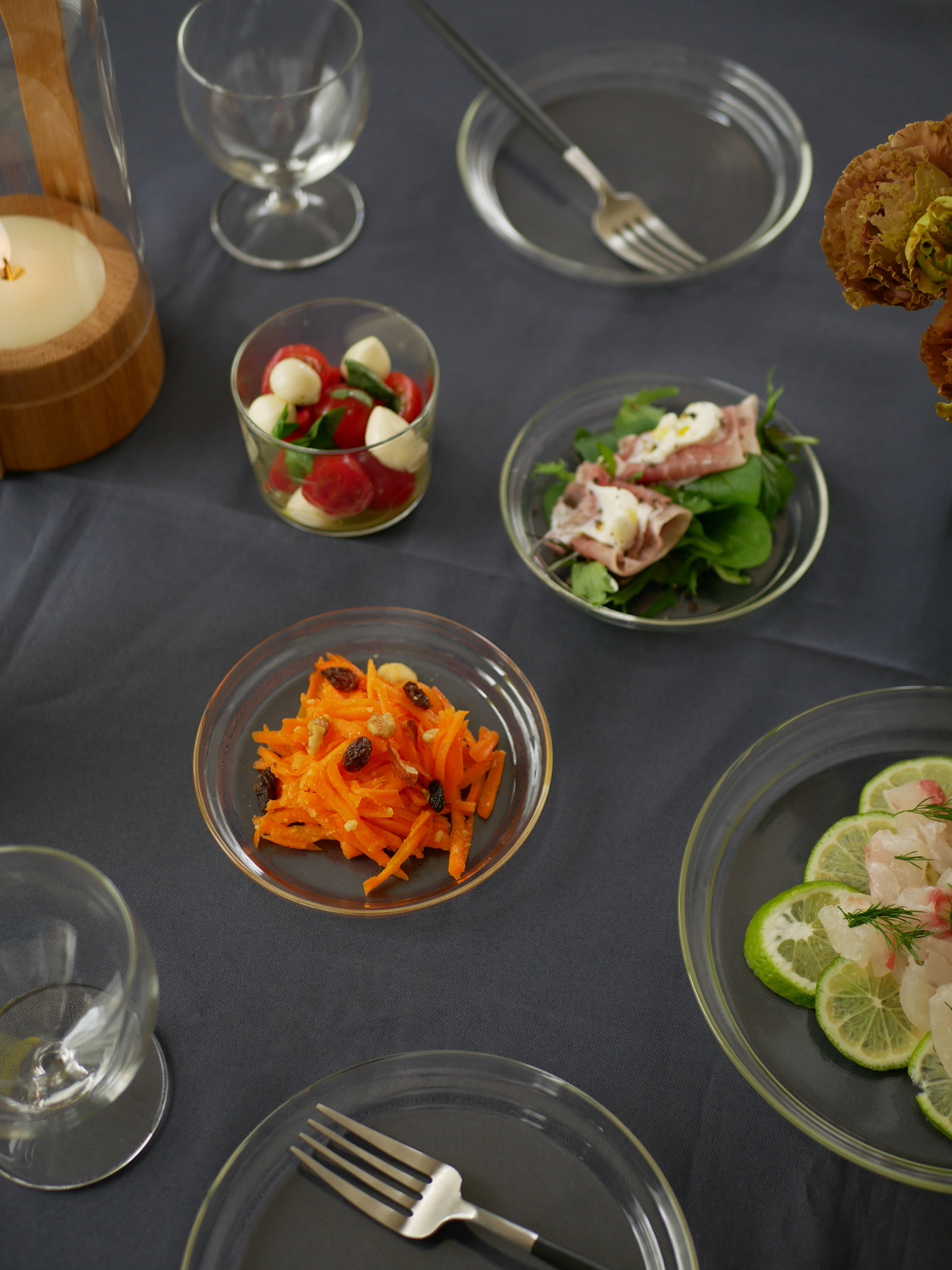 トレンドグラス イエナのホウケイ酸ガラス製ガラストレイに盛り付けられた新鮮な野菜と飲み物