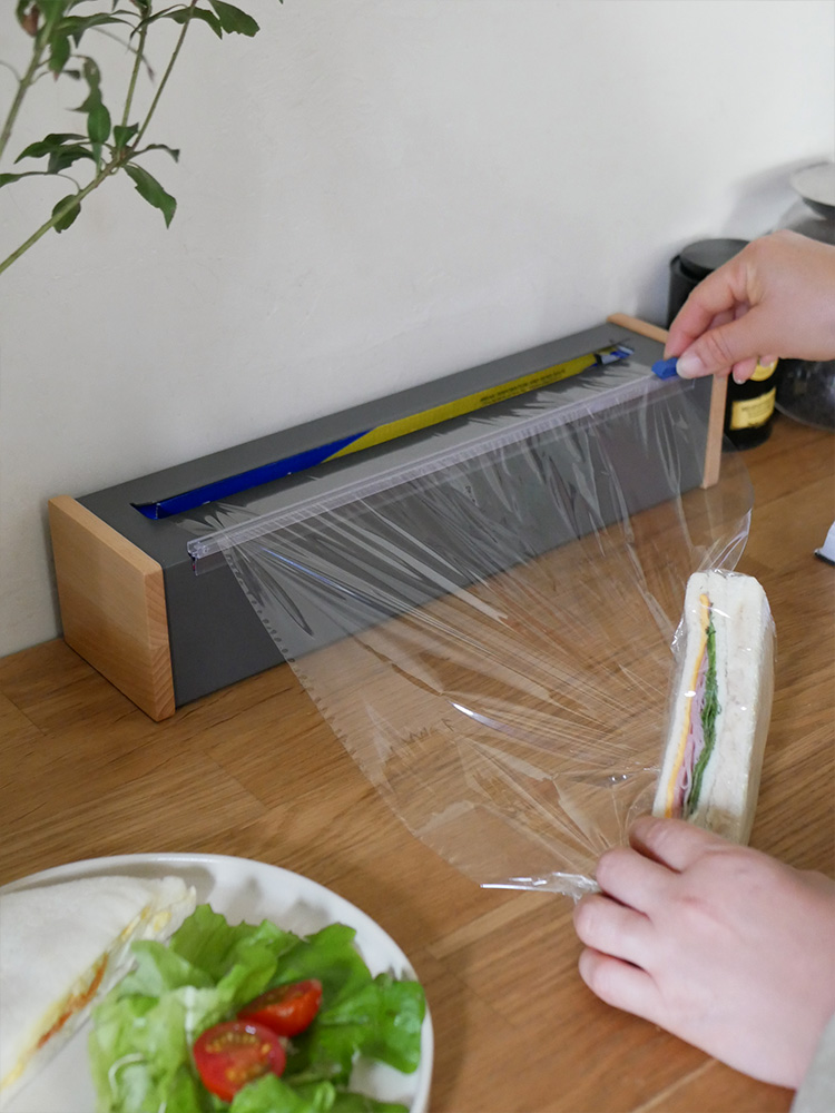 イデアコの魅せるコストコ用大容量ラップケース。天然ブナ材とボンデ鋼板を使用した日本製のスタイリッシュな収納ケース。