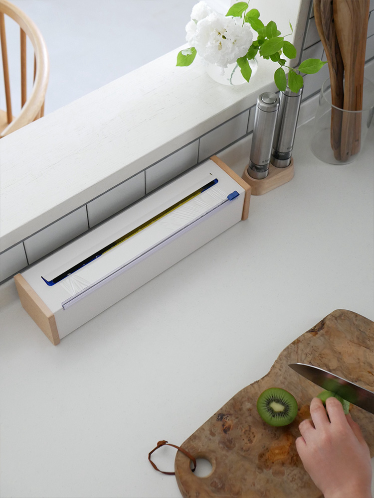 イデアコの大容量木製ラップケース。ブナ材使用でネオジウムマグネットを備えたデザイン