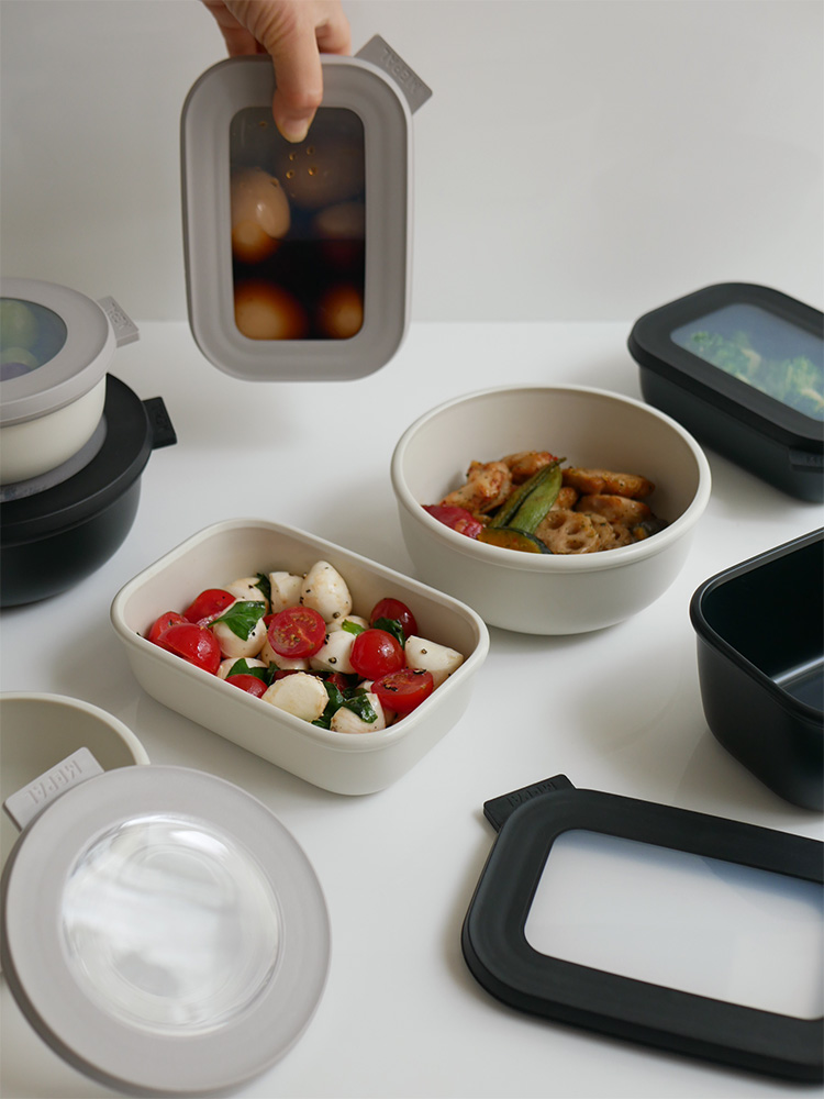 MEPAL（メパル）のサーキュラシリーズ、丸型と長方形の多様なサイズの食品保存容器が野菜と共にキッチンに整然と配置されている