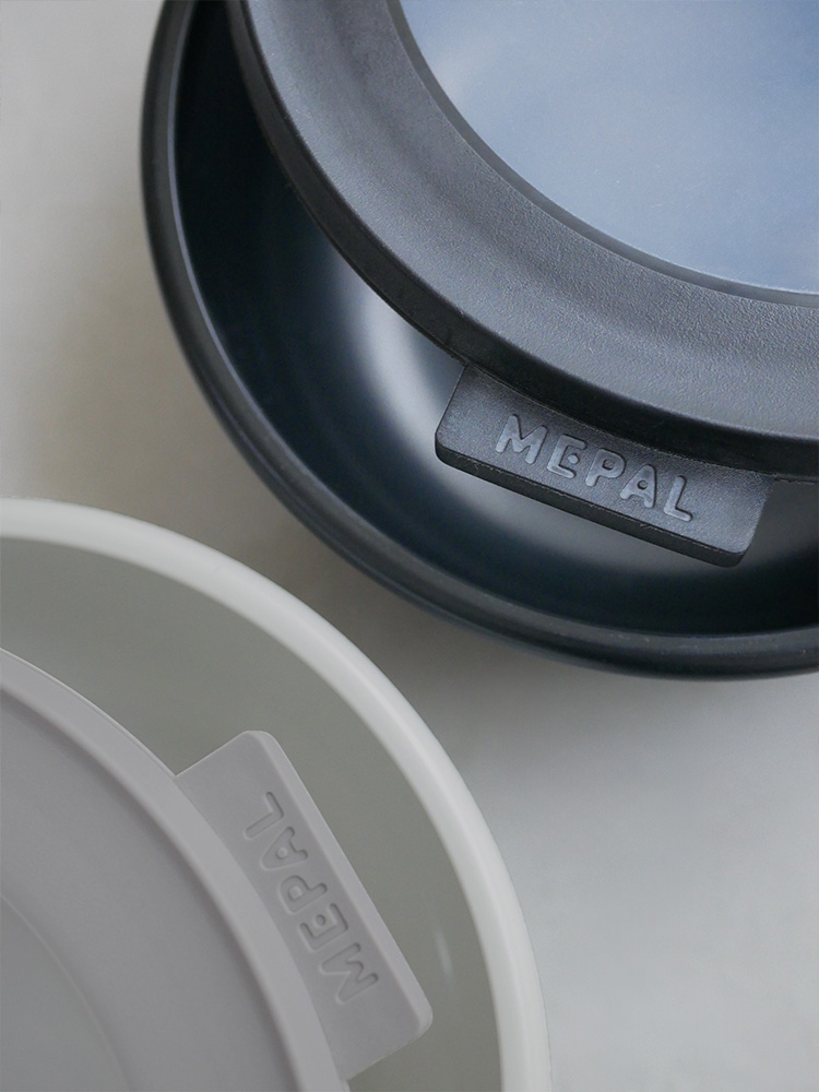 MEPALのプラスチック製マルチ保存容器セット。蓋とレンズカバー付きで、様々なサイズの食品保存用容器が揃っています