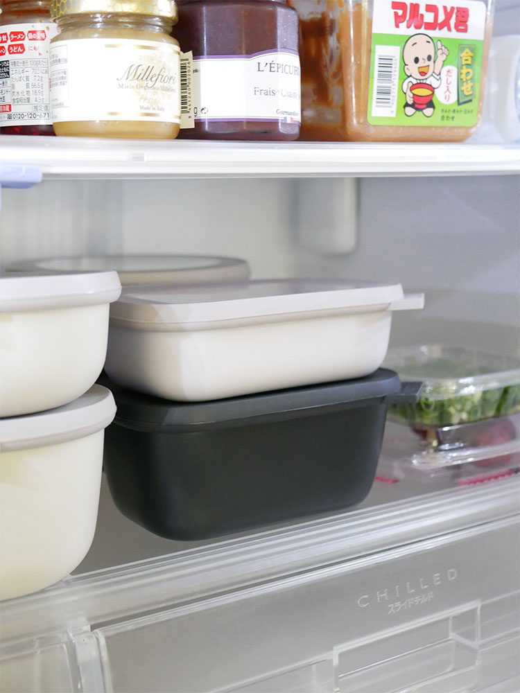 MEPALのプラスチック製マルチ保存容器と蓋が棚に整然と配置されている画像